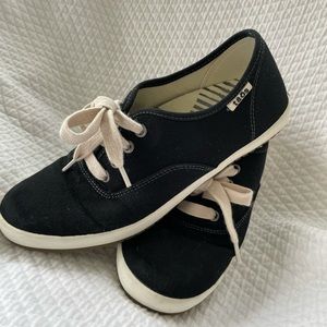 Taos Guest Star Canvas Sneakers in Black